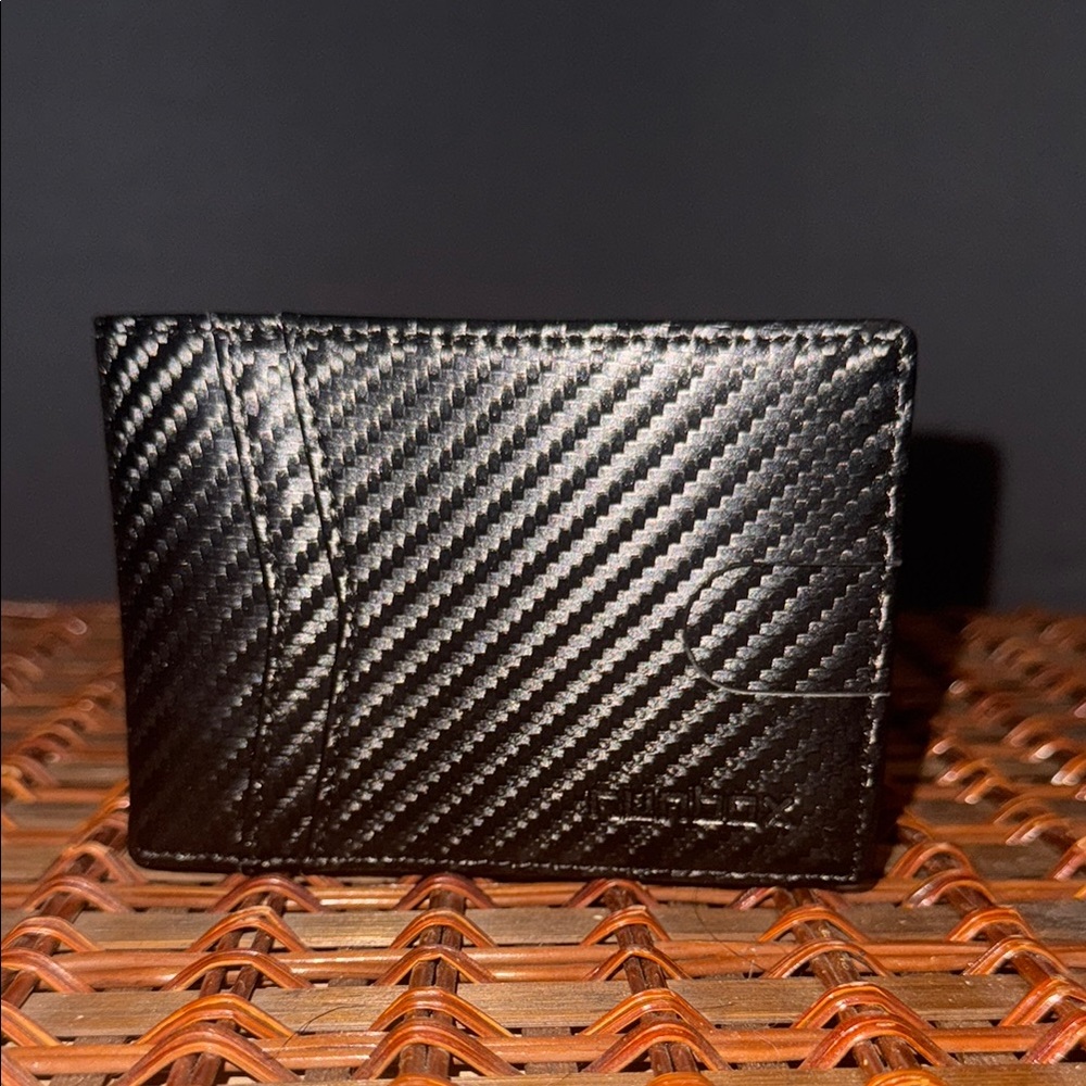 Runbox - Black Carbon Fiber Wallet
